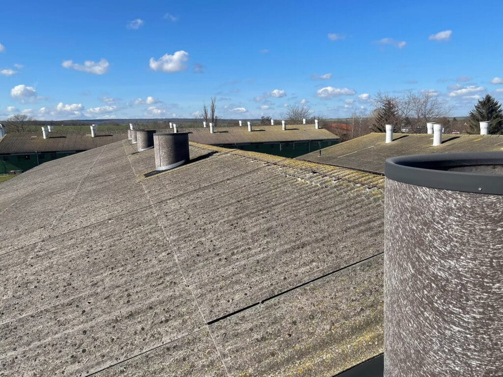 Dachfläche nach Asbestsanierung und Dachneueindeckung mit Trapezblech und Lüftungsrohren, Referenzprojekt Schneidlingen