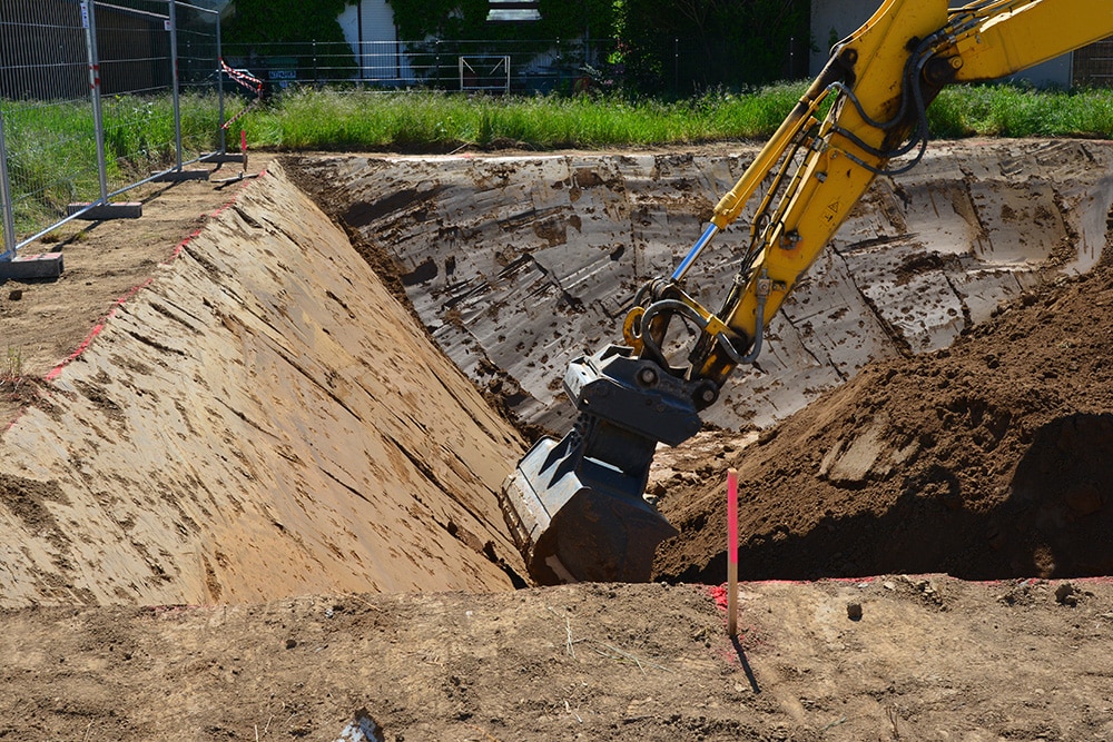 Baggerschaufel beim Erdaushub auf einer Baustelle – Erd- und Tiefbau von K&O Dach- & Bauservice