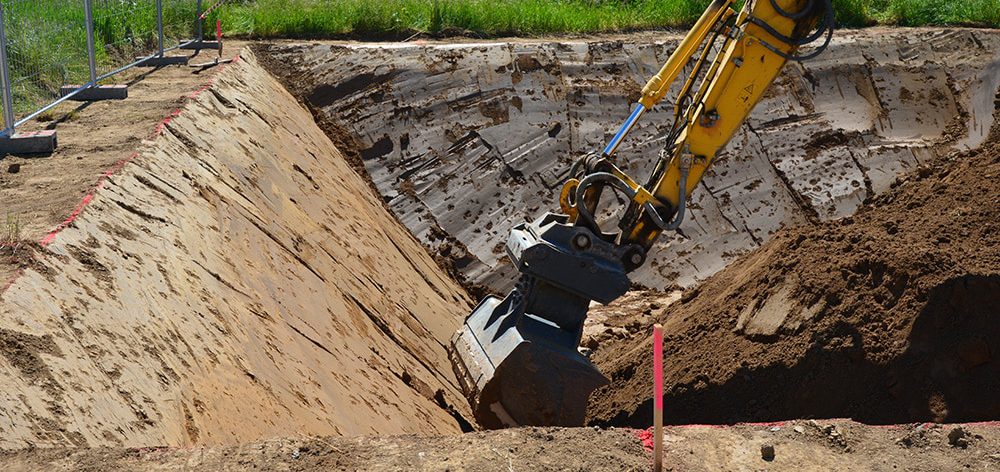 Baggerschaufel beim Erdaushub auf einer Baustelle – Erd- und Tiefbau von K&O Dach- & Bauservice
